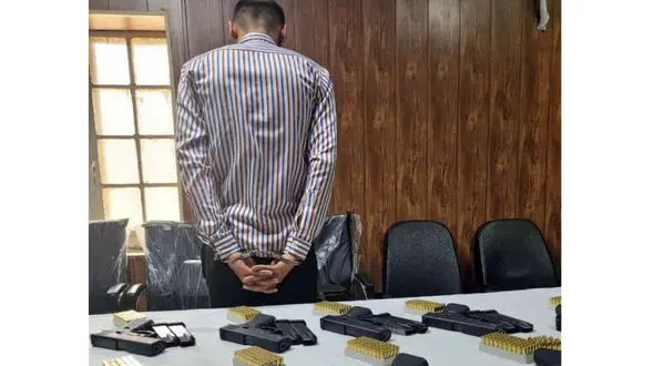 بازداشت مرد آبادانی با 13 کلت کمری و 2 هزار فشنگ جنگی  + عکس