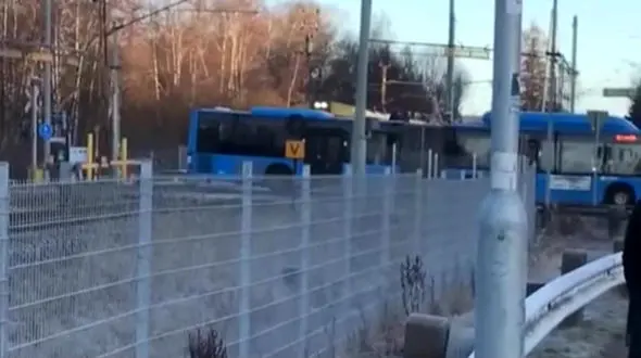 تصادف قطار با اتوبوس در سوئد + فیلم