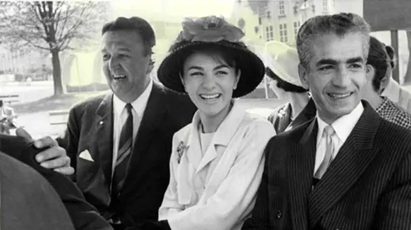 سفر در تاریخ؛ «فرح» در دفتر کار کاخ اختصاصی اش؛ سال 1350/ عکس