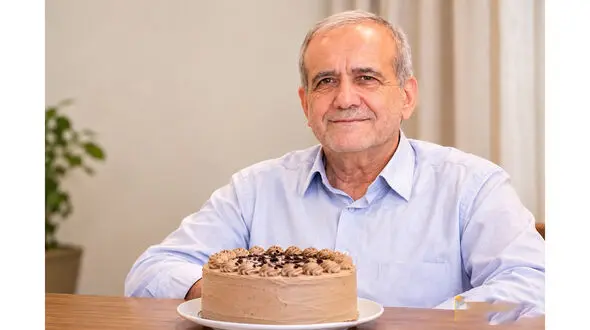 عکس جشن تولد دیشب مسعود پزشکیان در خانه اش / این بار نوه هایش بخاطر مسائل امنیتی نیستند اما برای پدربزرگ نقاشی فرستادند / 72 ساله شد