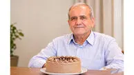 عکس جشن تولد دیشب مسعود پزشکیان در خانه اش / این بار نوه هایش بخاطر مسائل امنیتی نیستند اما برای پدربزرگ نقاشی فرستادند / 72 ساله شد