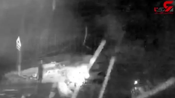 تصادف یک خودرو با تیر برق در جاده‌ای برفی + فیلم