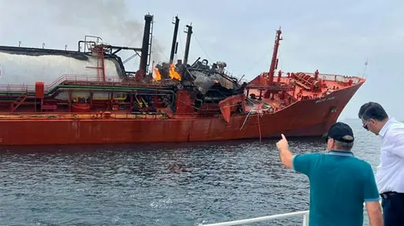 انفجار و آتش سوزی در کشتی ال پی جی ادامه دارد / آغاز عملیات اطفا حریق بعد از سوختن گاز