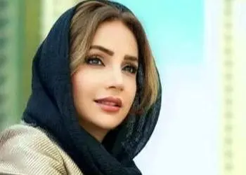 دکوراسیون مدرن و خلوت خانه شبنم قلی‌خانی در دبی / از کنسول سنتی طرح دار تا گل های رومیزی کوچک و بزرگ و دیوار چوبی