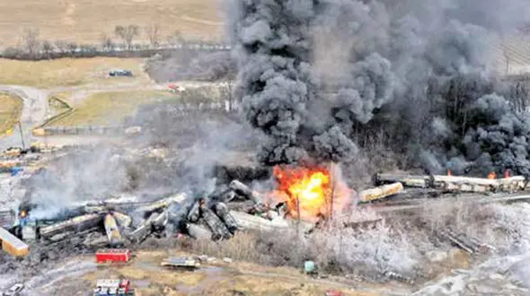 فاجعه ریلی در اوهایو + عکس و جزئیات انفجار قطار حامل مواد شیمیایی سمی