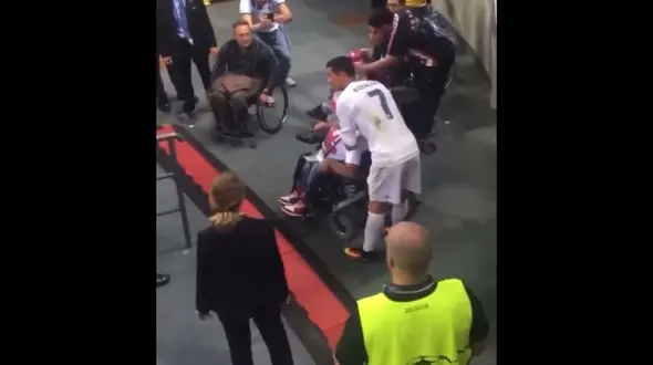 عکس یادگاری رونالدو با طرفداران روی ویلچر + فیلم