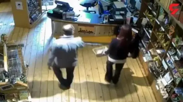 فیلم / شیطنت جن اهل مطالعه در یک موزه! / پرواز کتاب ها در کتابخانه کارمندان را فراری داد + عکس