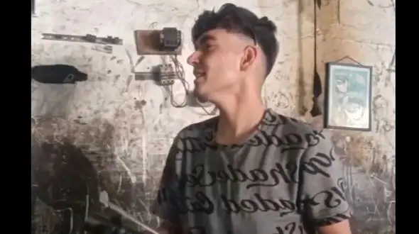 فیلم آوازخوانی جادویی پسر تعمیر کار / با این صدا دل همه دختران را برد!