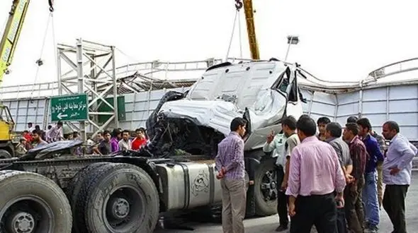 تصادف مرگبار تریلی با 2 نیسان در کاشان / 4 تن در دم جان باختند + عکس