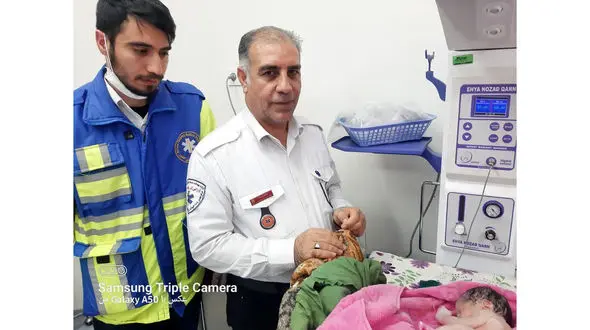 چشم گشودن نوزاد عجول بستان آبادی به جهان هستی در کابین آمبولانس