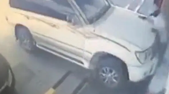 ببینید  ماشین شاسی بلند  چطور حادثه ساز شد + فیلم