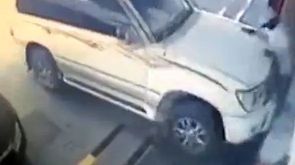 ببینید  ماشین شاسی بلند  چطور حادثه ساز شد + فیلم