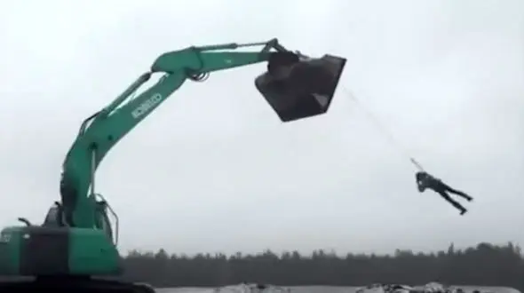 عجیب ترین تفریح برای افرادی که عاشق هیجان هستند + فیلم و عکس