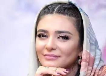 عکس/ نگاهی به کیک تولد لایه لایه و پر از توت فرنگی لیندا کیانی / مبارکاا بااشه