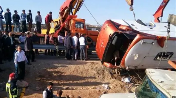 ۲ بی‌تدبیری آموزش و پرورش در ماجرای واژگونی اتوبوس دانش‌آموزان هرمزگانی