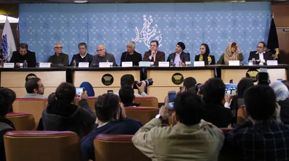 تیپ متفاوت محسن تنابنده در نشست خبری "فراری" +فیلم