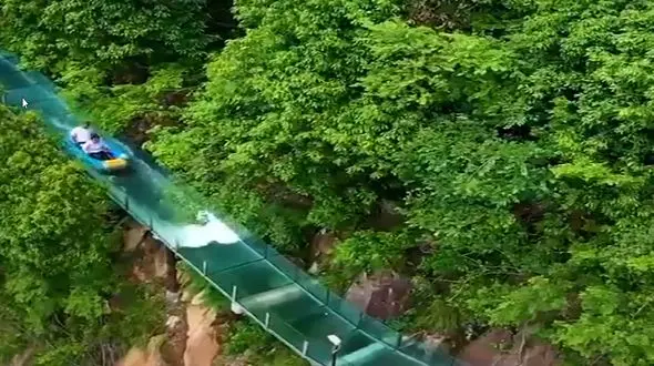 سرسره بازی با طعم ترس و لذت + فیلم