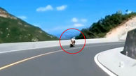 فیلم پرتاب شدن موتورسوار از روی موتور داخل دره ! / ببینید