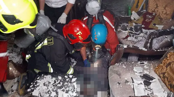 فداکاری خونین آتش‌نشان مشهدی هنگام جدال با حریق گسترده+ عکس