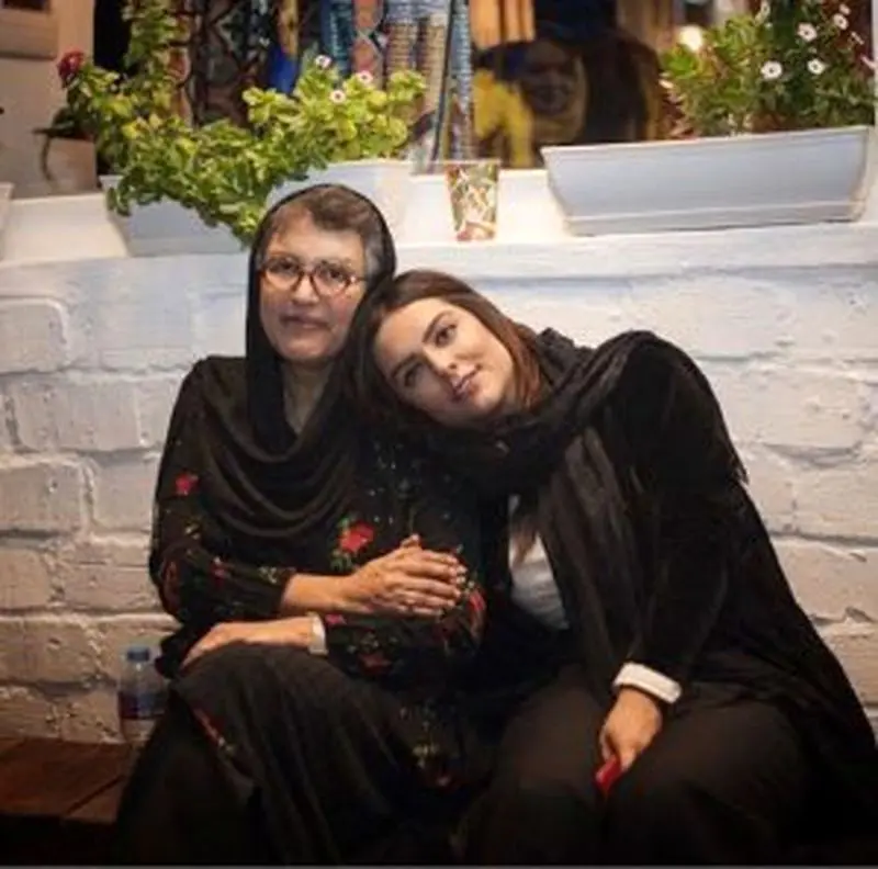 تاریخ وبگردی | تصویری عاشقانه از رویا تیموریان و دخترش دنیا مدنى بازیگر نقش فرناز سریال "رهایم نکن"در سن ۶۵سالگی