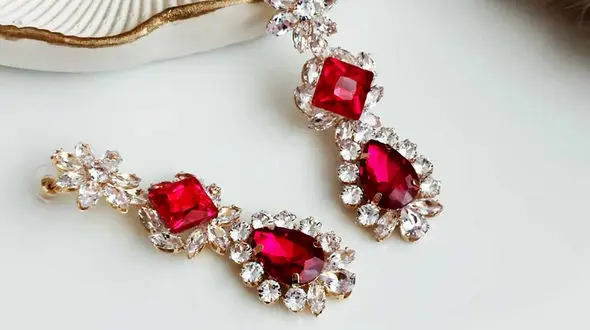 گوشواره‌ های رنگی: 15 مدل زیبا برای مهمانی و روزمره