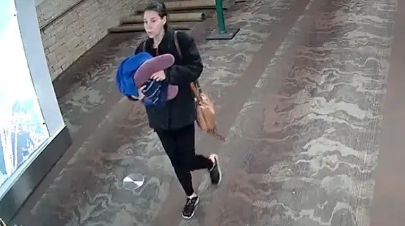 فیلم واقعی از مادری که نوزادش را در سرویس بهداشتی فرودگاه رها کرد + فیلم باورنکردنی