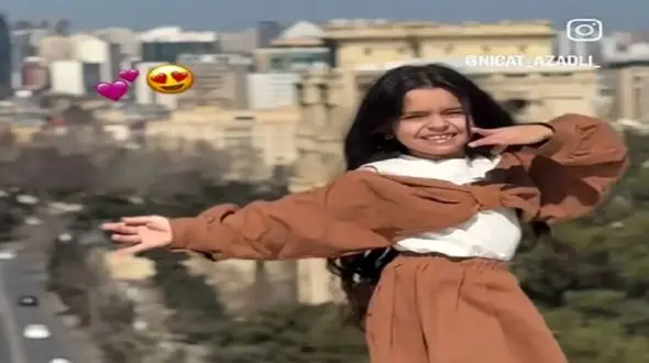 فیلم آواز با شکوه ترکی و رقص آذری یک دختر در بالای برج 20 طبقه !