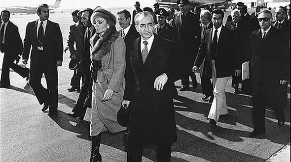 فرار شاه از ایران مثل بمب صدا کرد / شاه با چشمان اشکبار از کشور گریخت