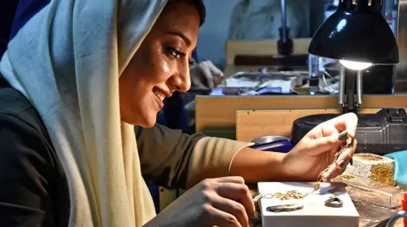 عکس/ ایده‌هایی که مو فرفری‌ها عاشقش میشن/ خلاقیت منحصربفرد طلاساز ایرانی در طراحی گردنبند و دستبند طلای کم وزن برای "مو فرفری‌ها"