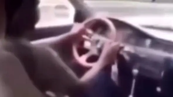 تصادف خنده‌دار اما پرحاشیه؛ اقدام عجیب راننده خودروی تقویت‌شده سوژه شد + فیلم