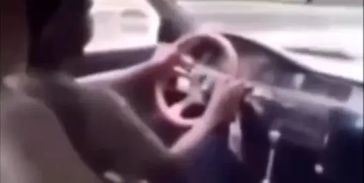 تصادف خنده‌دار اما پرحاشیه؛ اقدام عجیب راننده خودروی تقویت‌شده سوژه شد