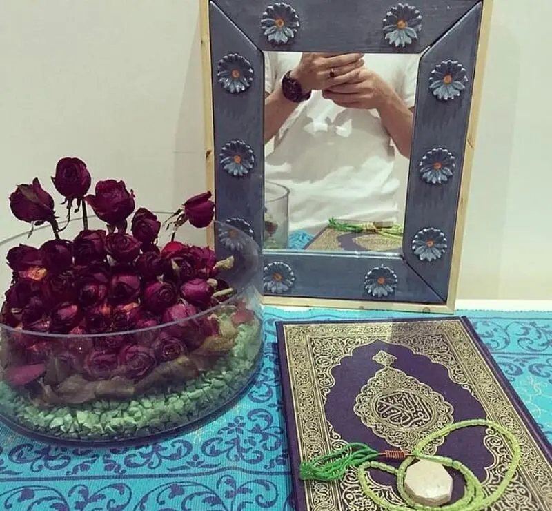 عکس / نگاهی به چیدمان زیبای طاقچه خانه سید احمد خمینی با آینه سنتی، قرآن و گل های رز/ چه سلیقه هنری خاص و متفاوتی