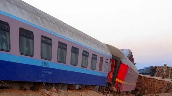 هنوز علت وجود بیل میکانیکی وسط ریل راه آهن مشهد یزد مشخص نیست!