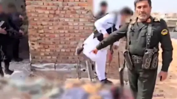 فیلم رجزخوانی پر بغض سردار پلیس در صحنه هلاکت  13 تروریست در ایرانشهر ، خاش و سراوان /  این ها همان کسانی هستند که شهدای ما .../ این ها هماورد می طلبیند .. ما برای امنیت ...