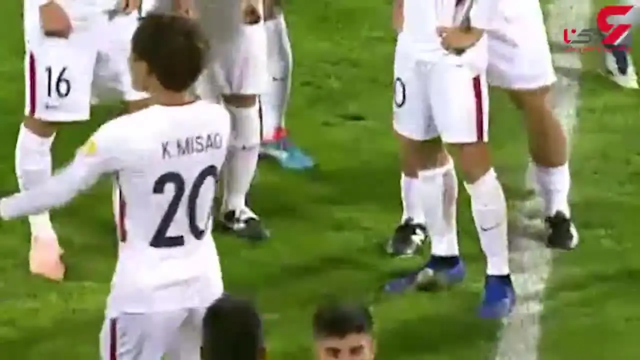 حرکت کثیف و توهین آمیز بازیکن کاشیما پس از دست دادن با بازیکن پرسپولیس + فیلم 