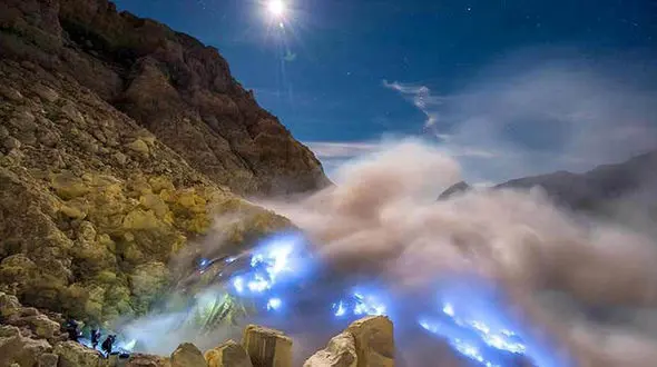 آتشفشانی عجیب با مواد مذاب آبی رنگ! +عکس