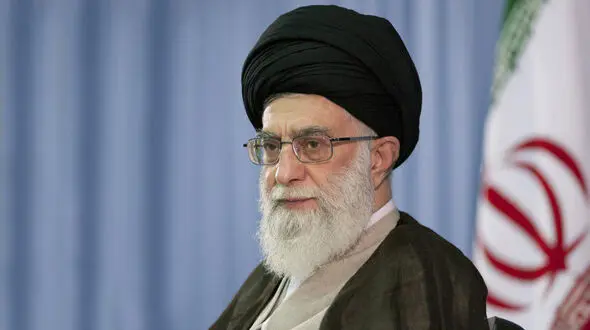 راننده‌ای که ماشین آیت‌الله خامنه‌ای را چپ کرد: آقا فرمودند محمود آقا رانندگیت خوبه‌ها! + فیلم