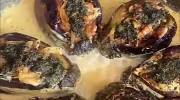 طرز تهیه کشک و بادمجون متفاوت با یک تزئین خاص | فیلم