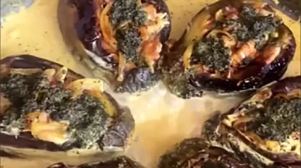 طرز تهیه کشک و بادمجون متفاوت با یک تزئین خاص | فیلم