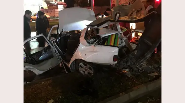پژو پارس پس از تصادف با تیرچراغ برق پوکید / مرگ تلخ 2 جوان رشتی + عکس