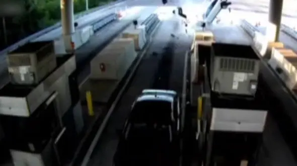 پرواز راننده بدون خودرو در صحنه ای عجیب + فیلم 