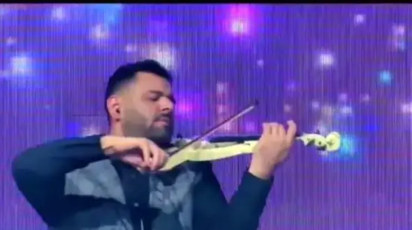 فیلم آواز خوانی باشکوه پسر فست فودی با آهنگ مرا ببوس / این ورژنشو نشنیده بودید!