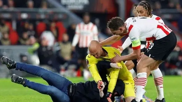 کتک‌کاری جیمی‌جامپ با دروازه‌بان سویا در لیگ اروپا +عکس