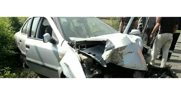 برخورد شدید سمند با تیر برق در رودسر + عکس