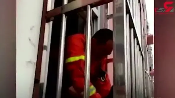 فیلم آویزان ماندن کودک از طبقه چهارم آپارتمان! / چین