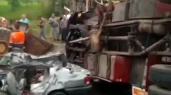 مرگ دردناک بانوی جوان/کامیون خودروی او را له کرد+فیلم و عکس