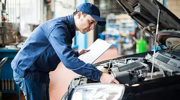 ببینید / لحظه اشتباه فاحش یک تعمیرکار و خسارت میلیونی به مشتری/ کنده شدن در  خودرو! + فیلم