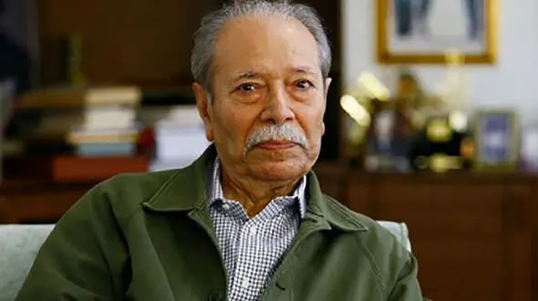 ترانه‌ خوانی شادمانه علی نصیریان در ۹۰ سالگی / همه به وجد آمدند + فیلم