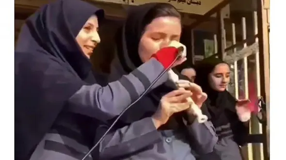 فلوت نوازی زیبای دختر دانش آموز در مراسم صبحگاه؛ دانش آموزان به وجد آمدند