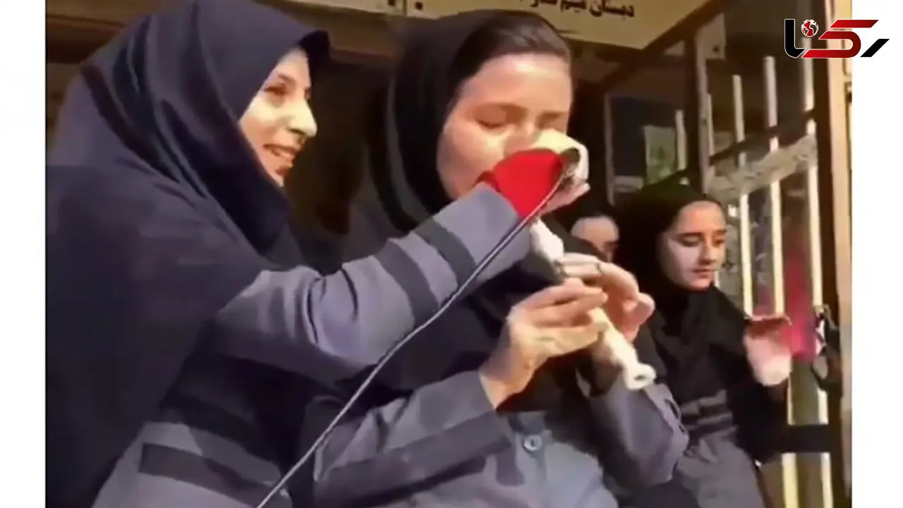 فلوت نوازی زیبای دختر دانش آموز در مراسم صبحگاه؛ دانش آموزان به وجد آمدند